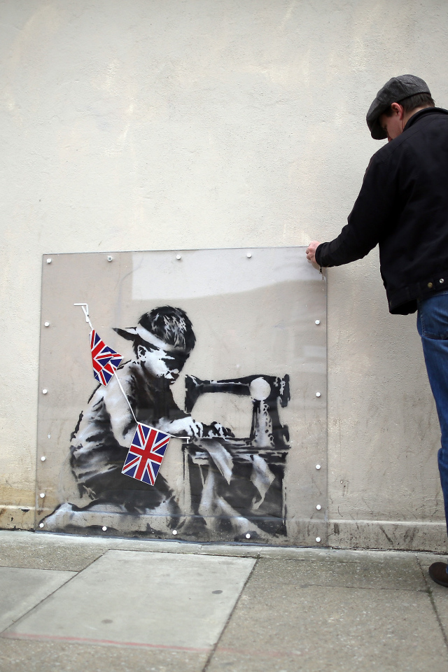 Человек рассматривает граффити