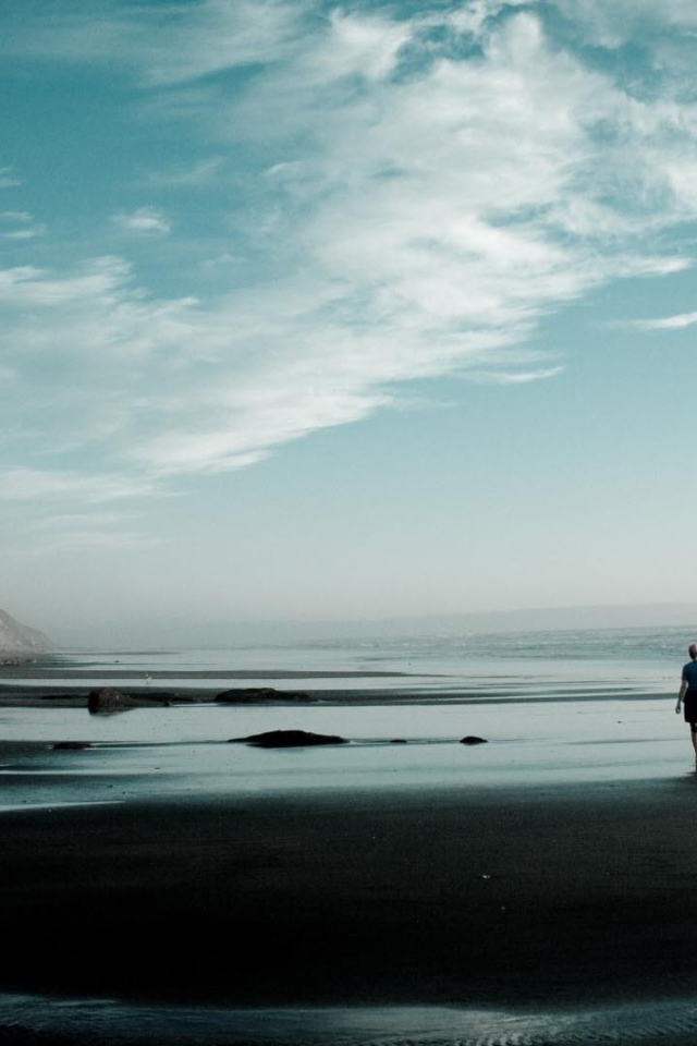 Фотография женщины на берегу моря