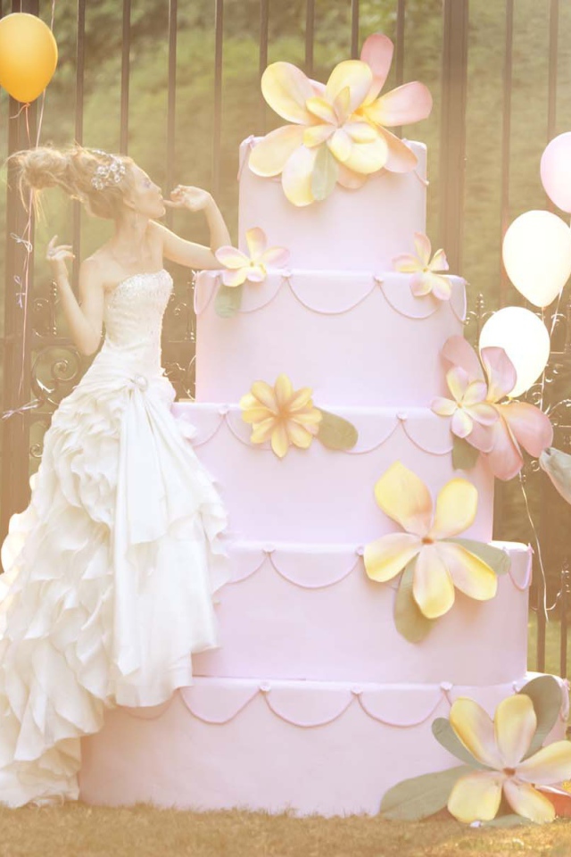 Фотография Красивая девушка и большой торт