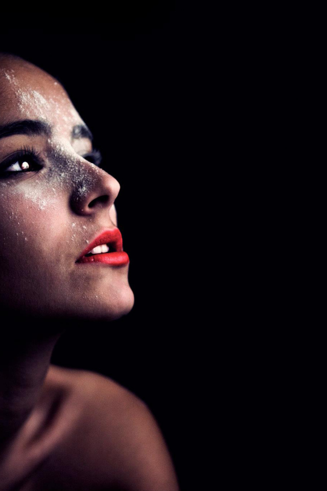 Фотография красивая женщина в темноте