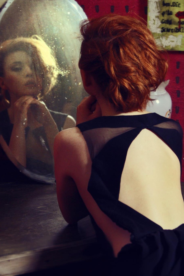 Фотография девушка смотрит в зеркало