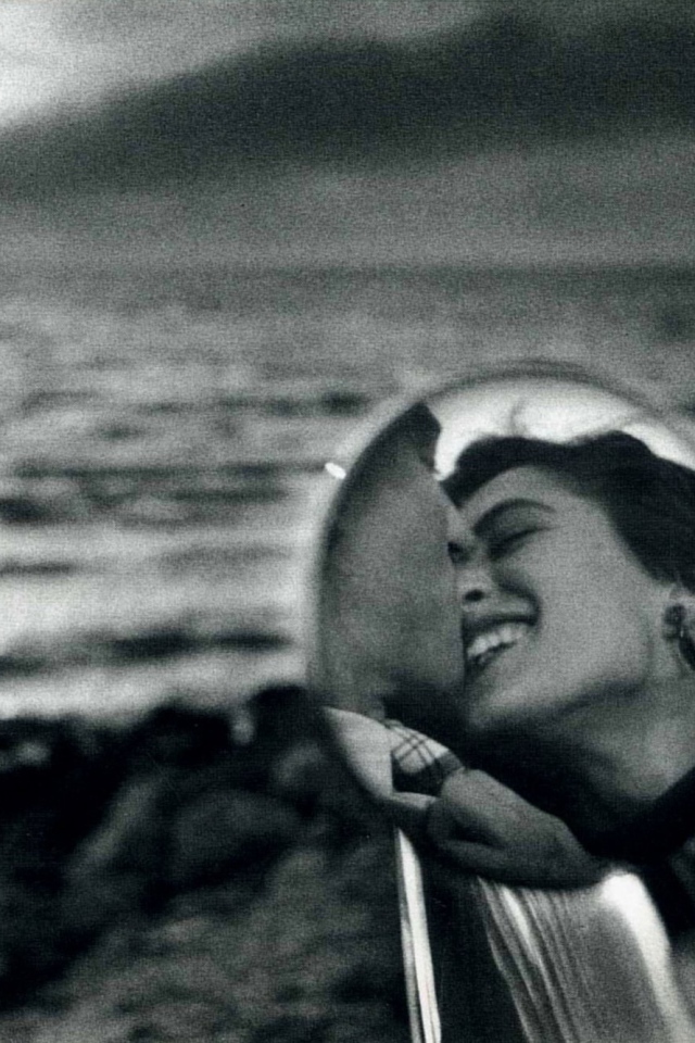 Фотография пара целуется в машине