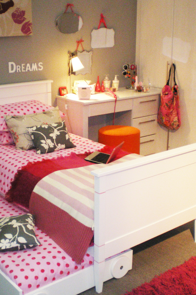 Подушки на кровати в детской