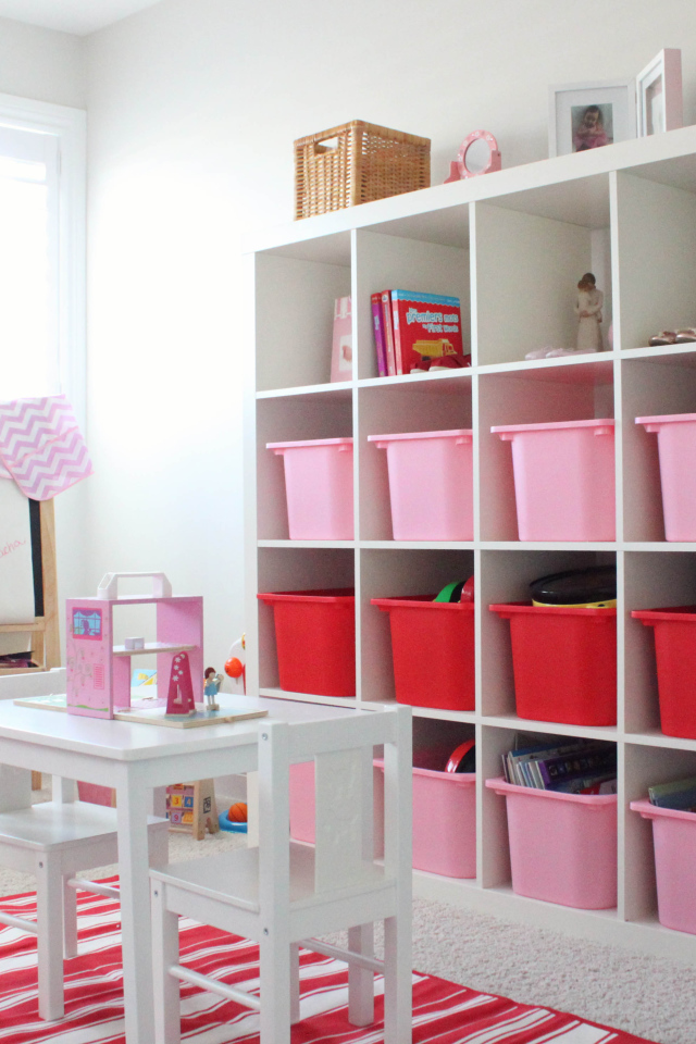 Розовые и красные ящики для игрушек