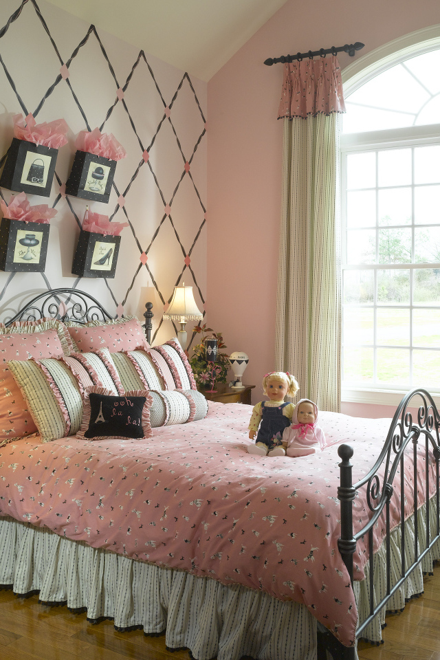 Розовые стены в спальне