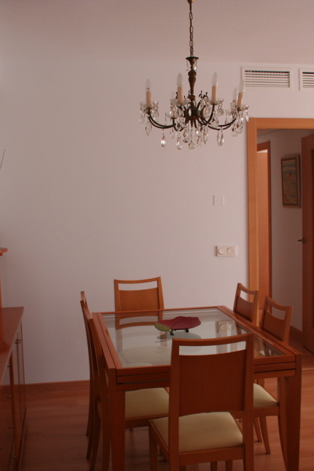 Розовые стены в столовой