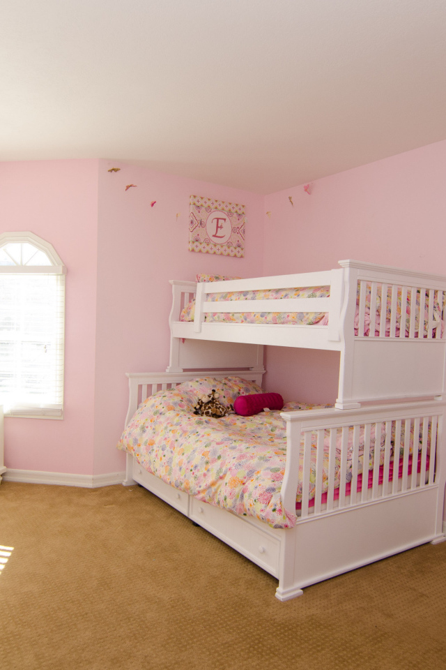 Розовые стены в детской комнате