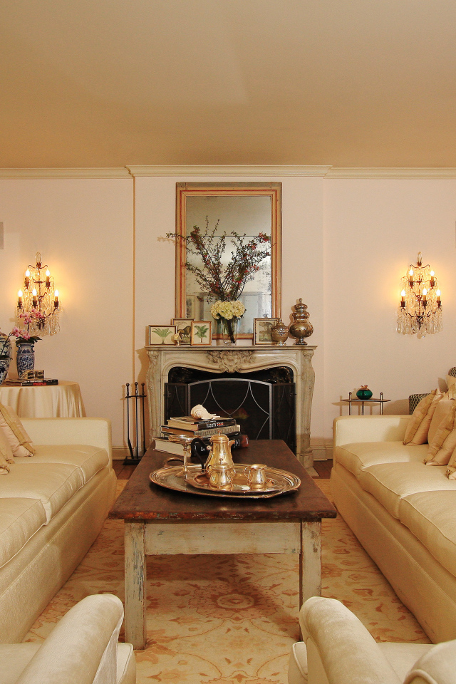 Роскошные диваны в гостиной