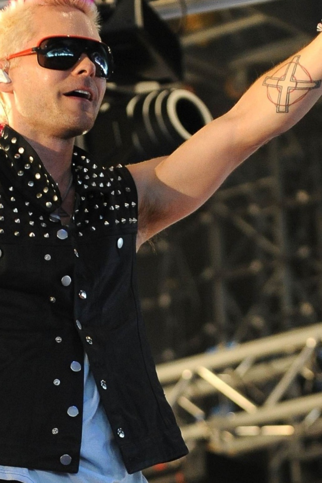 Популярный певец с татуировкой