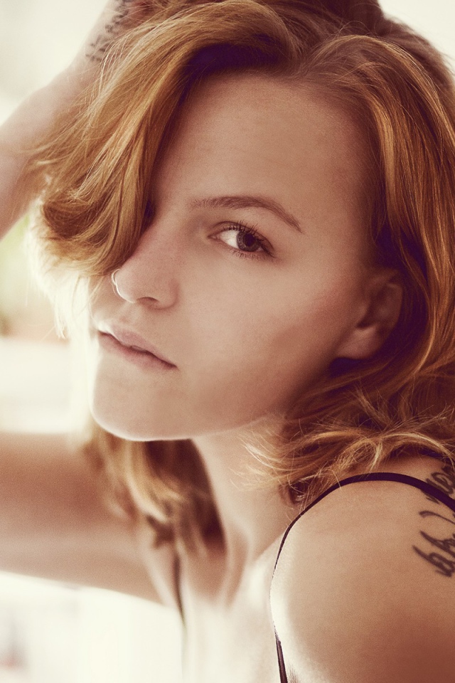 Портрет девушки с татуировкой