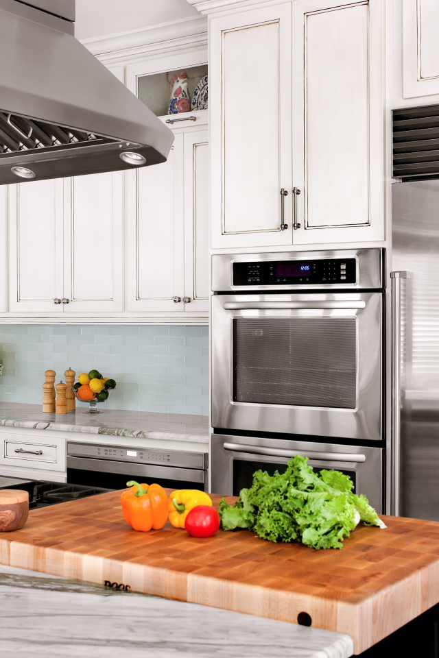 Продукты на столе в кухне