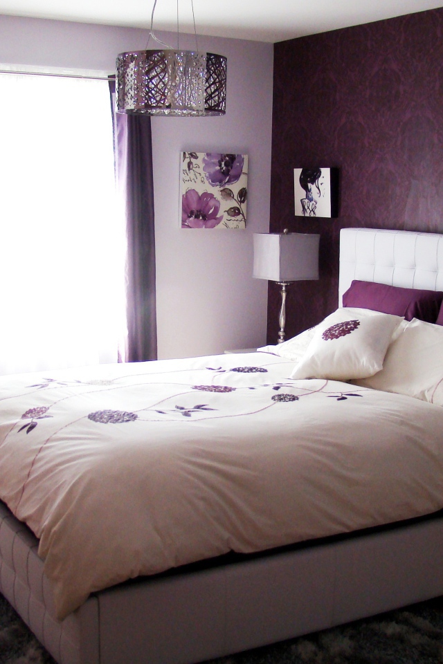 Фиолетовая стена в спальне