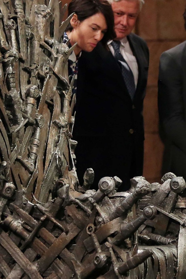 Королева Елизавета осматривает железный трон из сериала Игры престолов