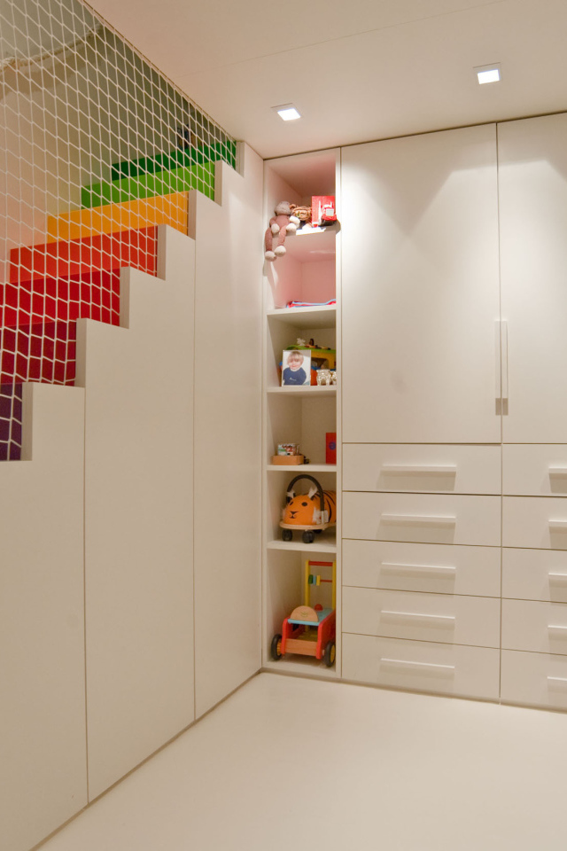 Радужная лестница в детской комнате