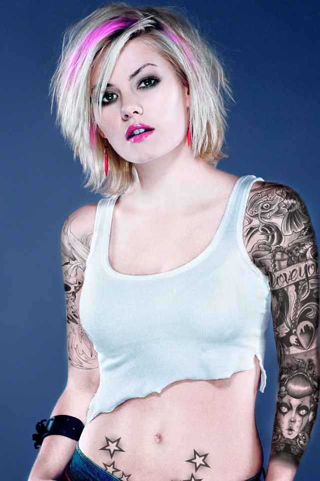 Девушка бунтарка с татуировками на руке и животе