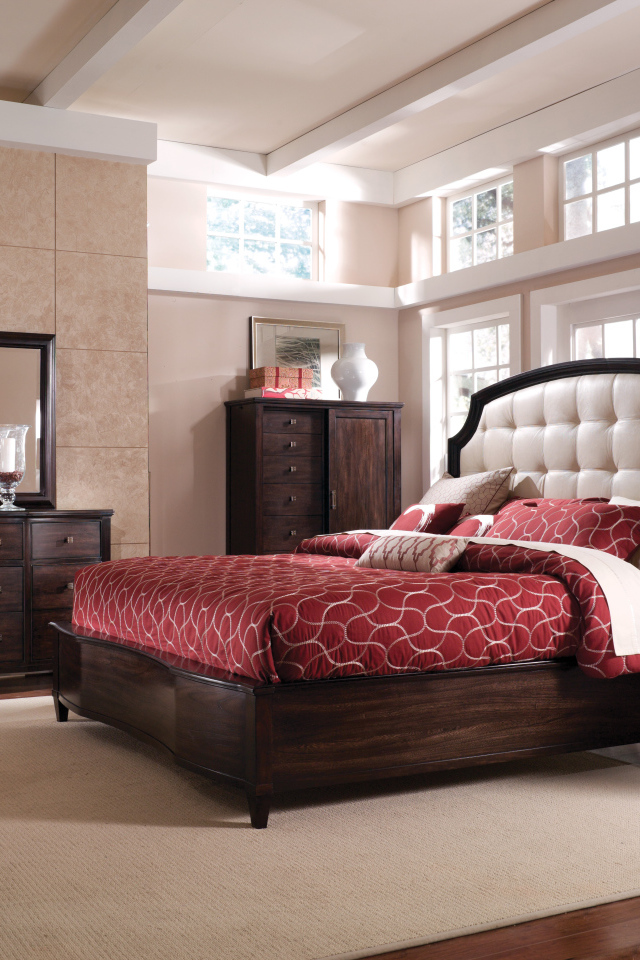 Красное покрывало на кровати в спальне