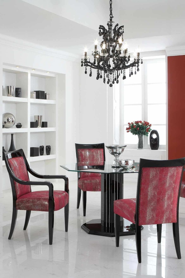 Красные стулья в столовой