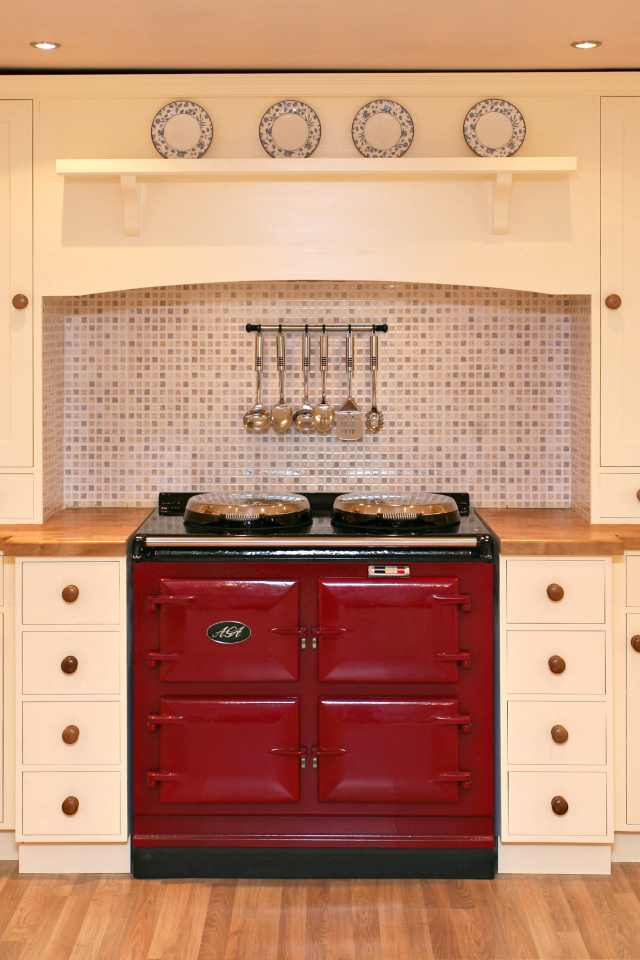 Красная печь в кухне