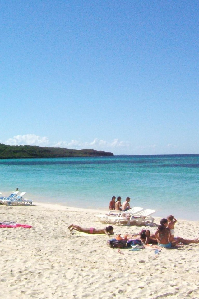 Отдых на пляже на курорте Гуардалавака, Куба