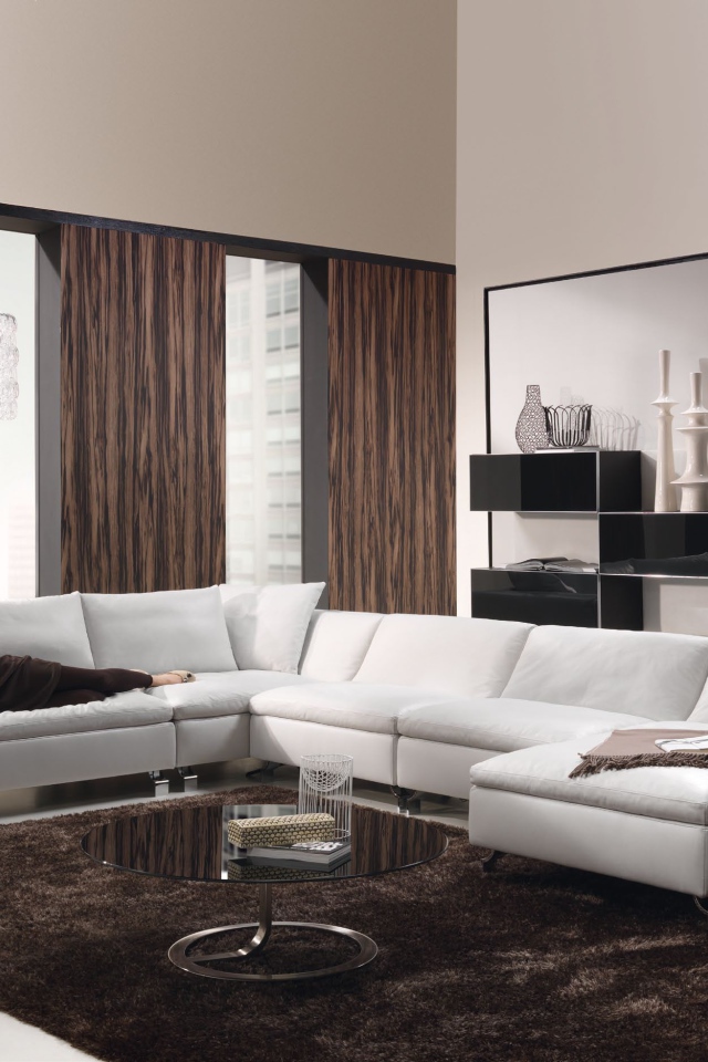 Отдых на диване в гостиной