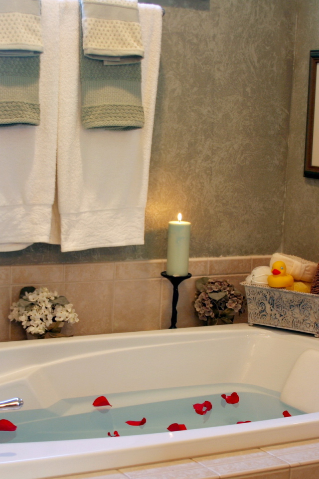 Лепестки розы в ванной