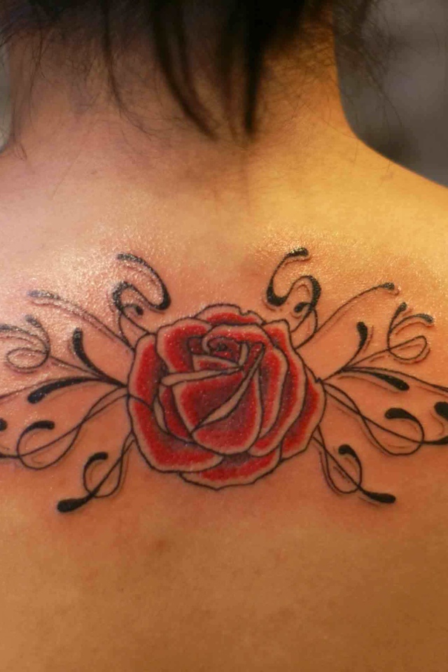 Роза тату на спине