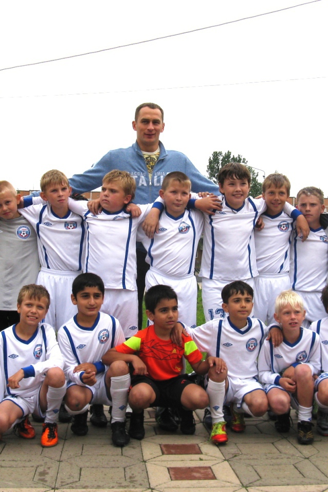 Сергей Рыжиков вратарь Рубина с юными болельщиками