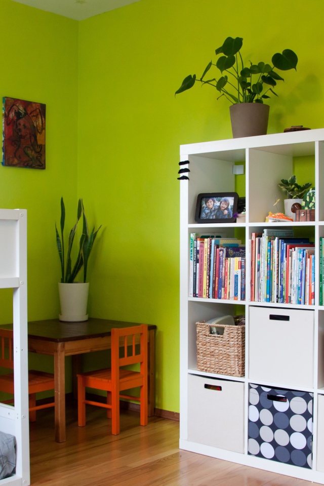 Полки в детской комнате