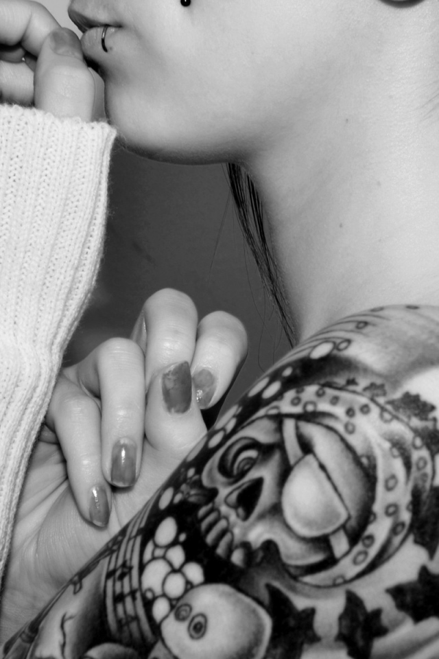 Татуировка на плече девушки