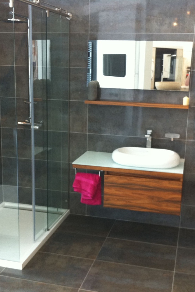 Душевая кабина и раковина