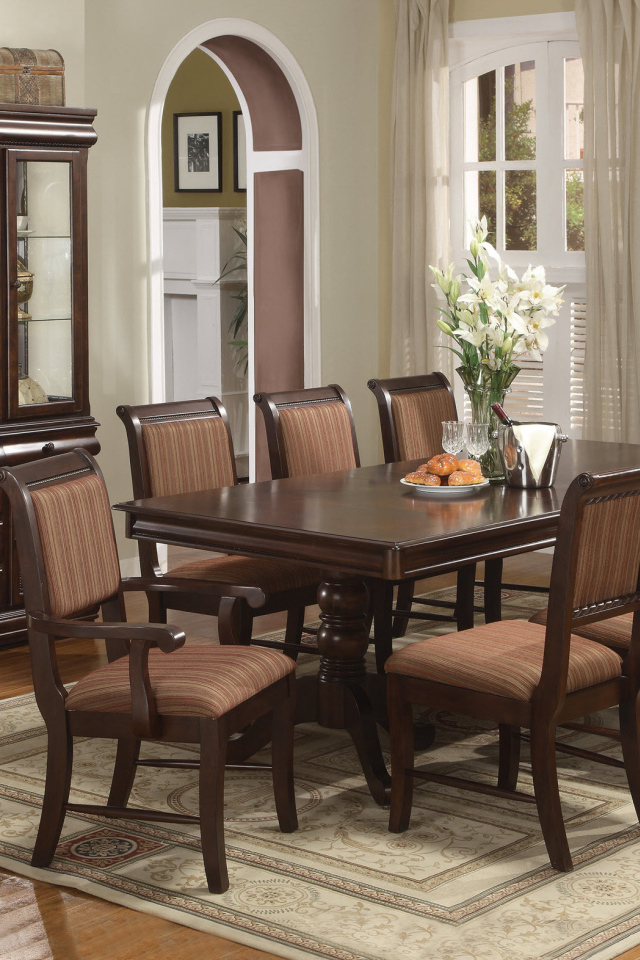 Сервант с посудой в столовой