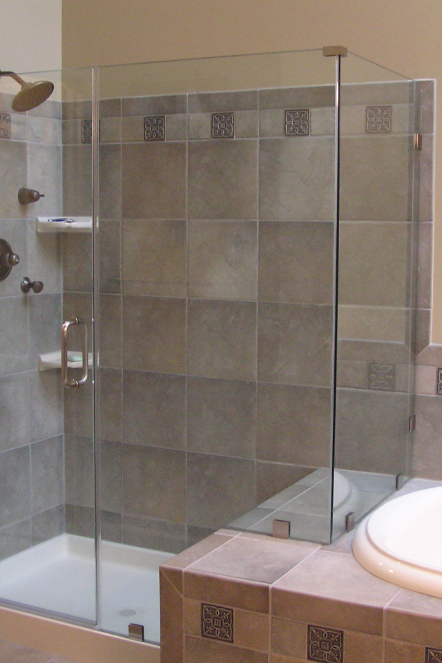 Раковина рядом с душевой кабиной