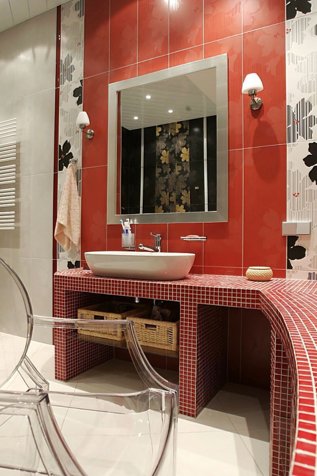 Мелкие красные плитки для ванной
