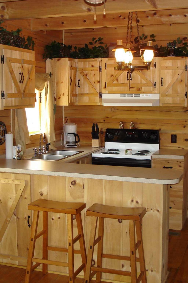 Небольшая деревянная кухня