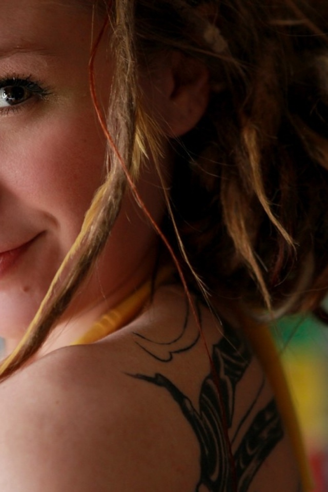 Улыбающаяся девушка с пирсингом в носу