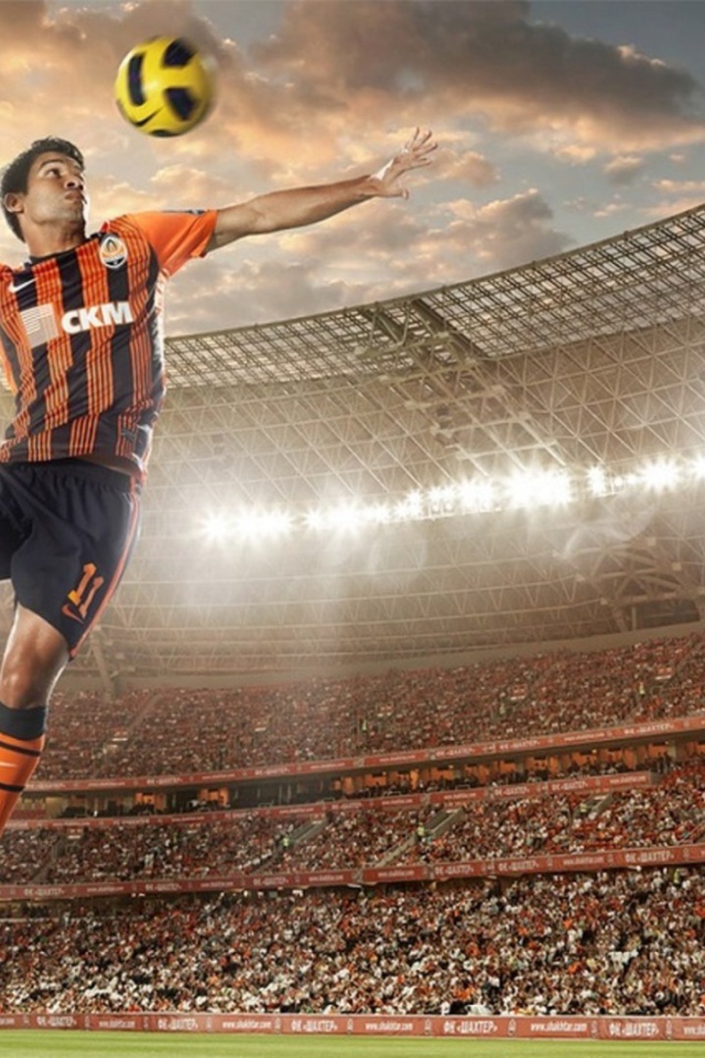 Футболист отбивает мяч