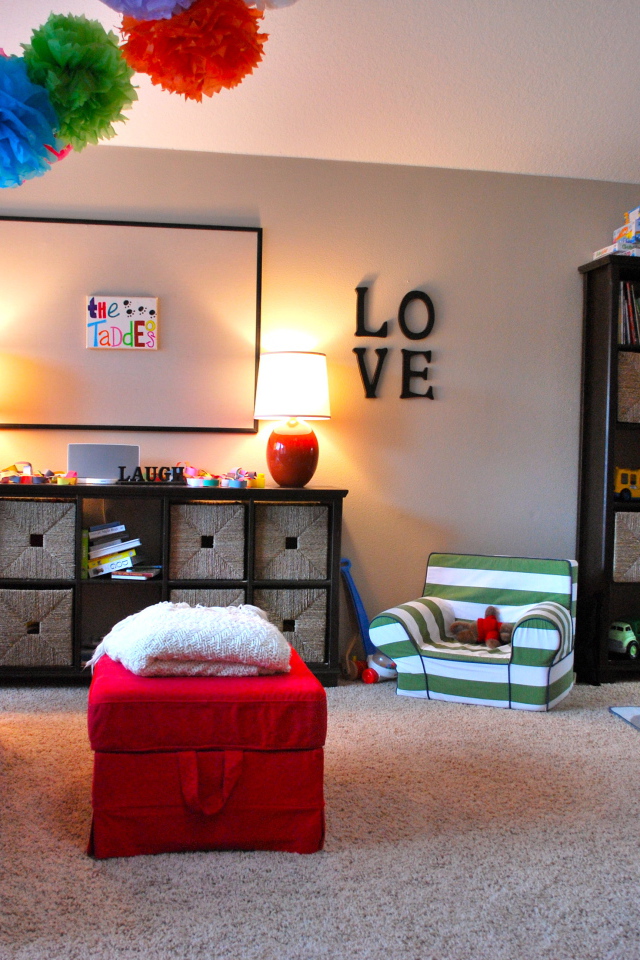 Диван в детской комнате