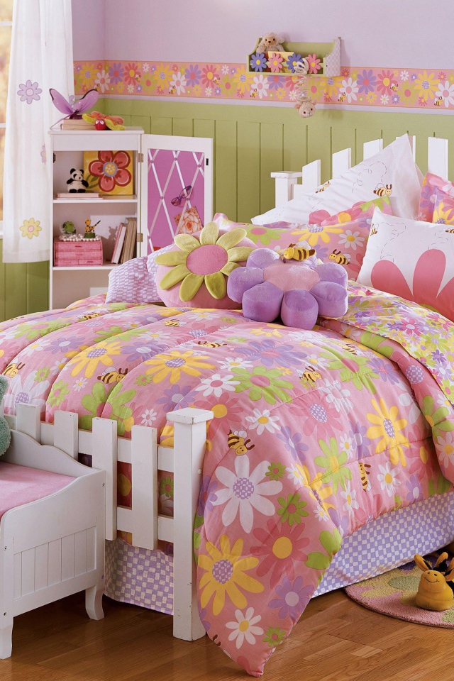 Мягкие игрушки на кровати в детской