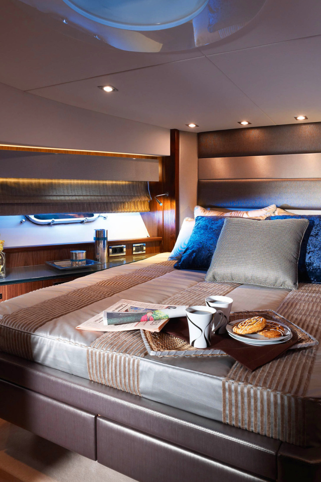 Просторная кровать в спальне