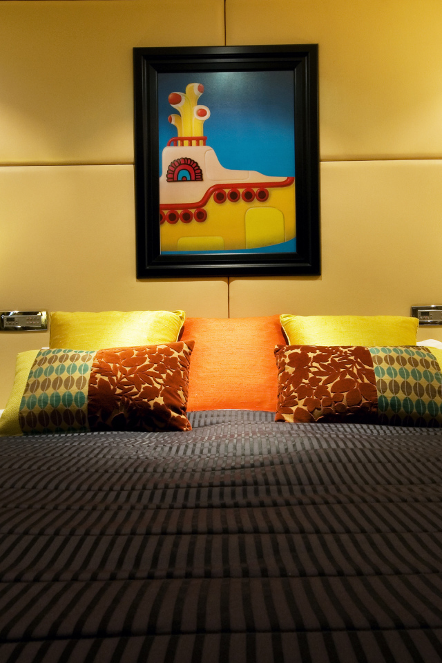 Просторная кровать в детской комнате