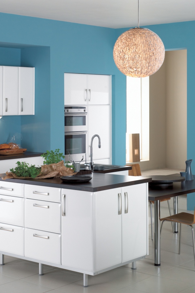 Просторная голубая кухня