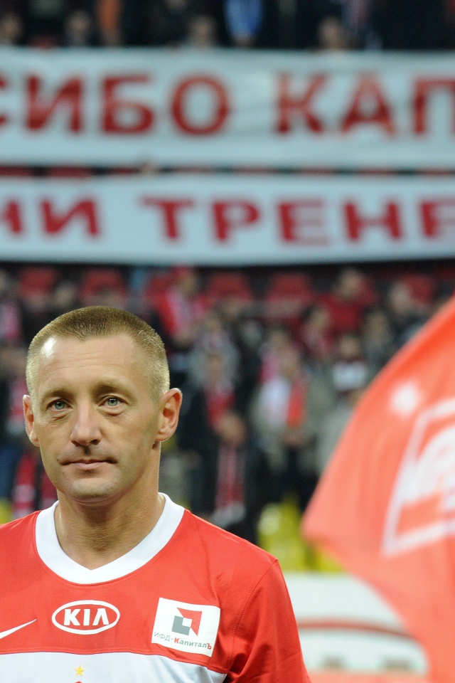Андрей Тихонов тренер Спартака на фоне трибун
