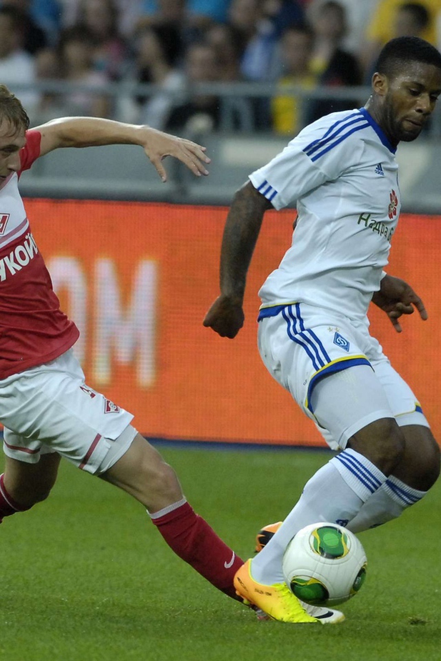 Защитник Спартака Евгений Макеев за работой