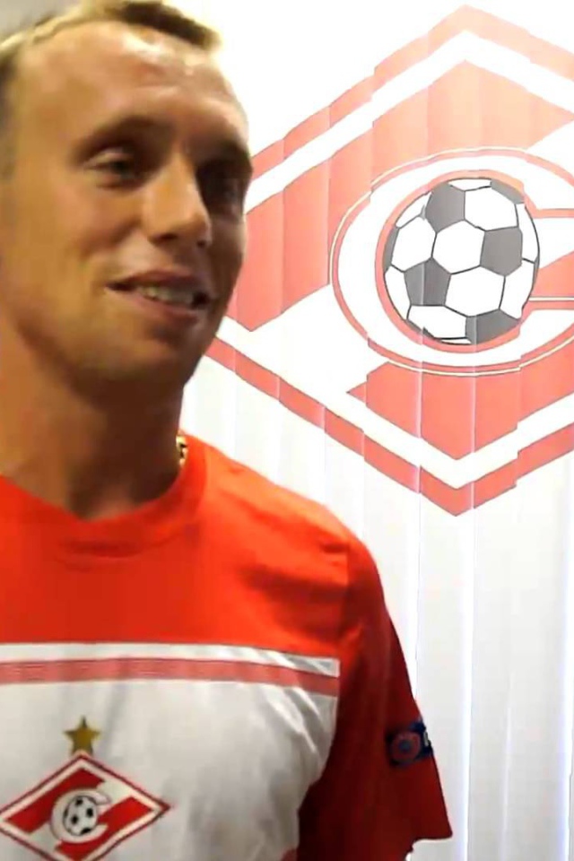 Денис Глушаков полузащитник Спартака на фоне логотипа команды