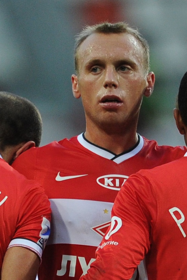 Денис Глушаков полузащитник Спартака с коллегами