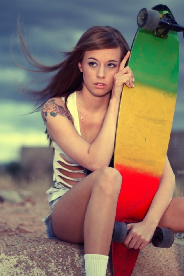 Спортивная девушка и скейтборд