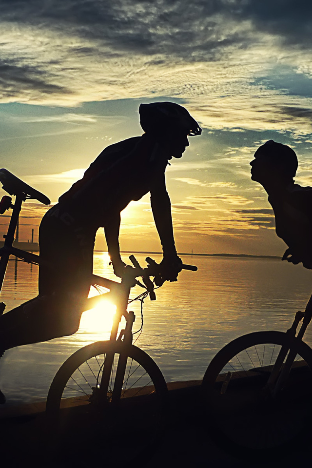 Спортивная девушка на велосипеде