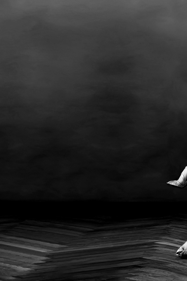 Спортивная девушка на диване