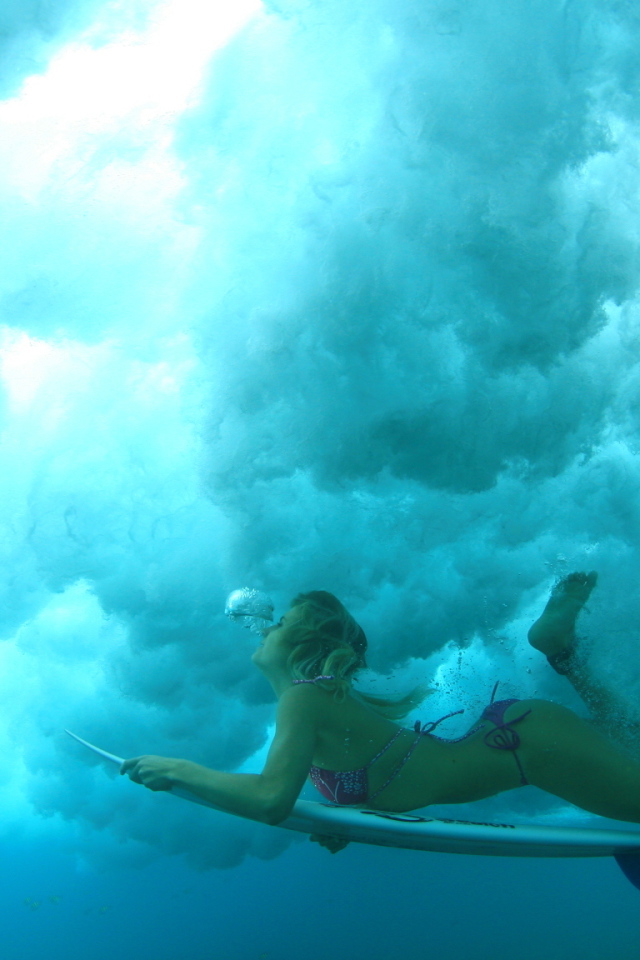 Спортивная девушка под водой