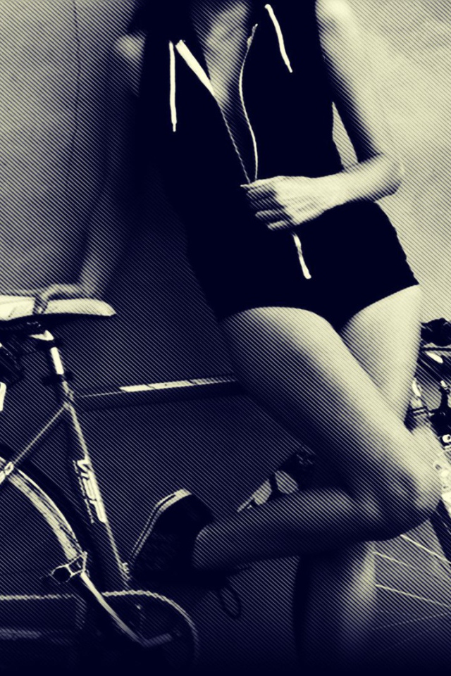  Спортивная девушка с велосипедом